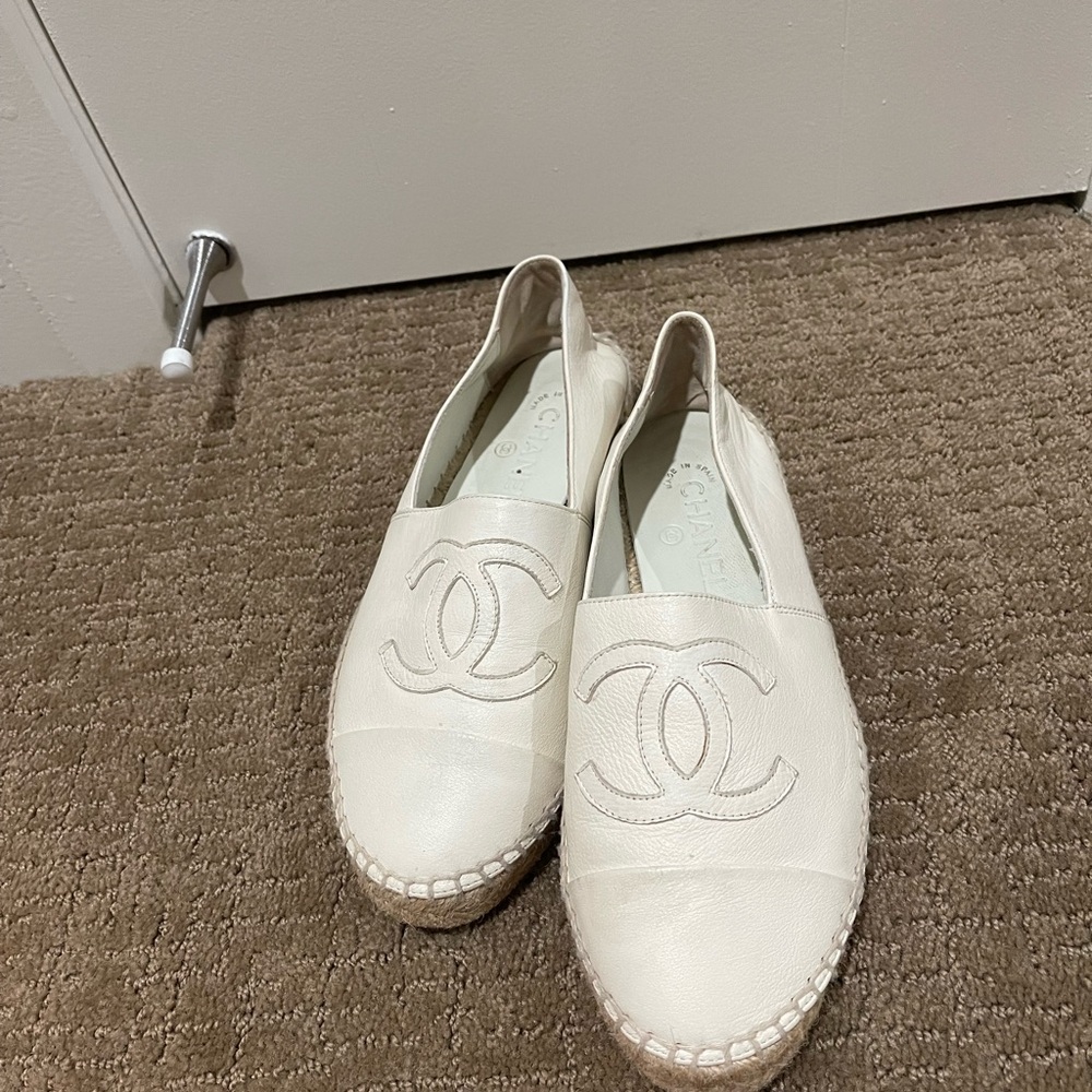 CHANEL Cream Espadrilles with Iconic CC Logo - Picture 6 of 7